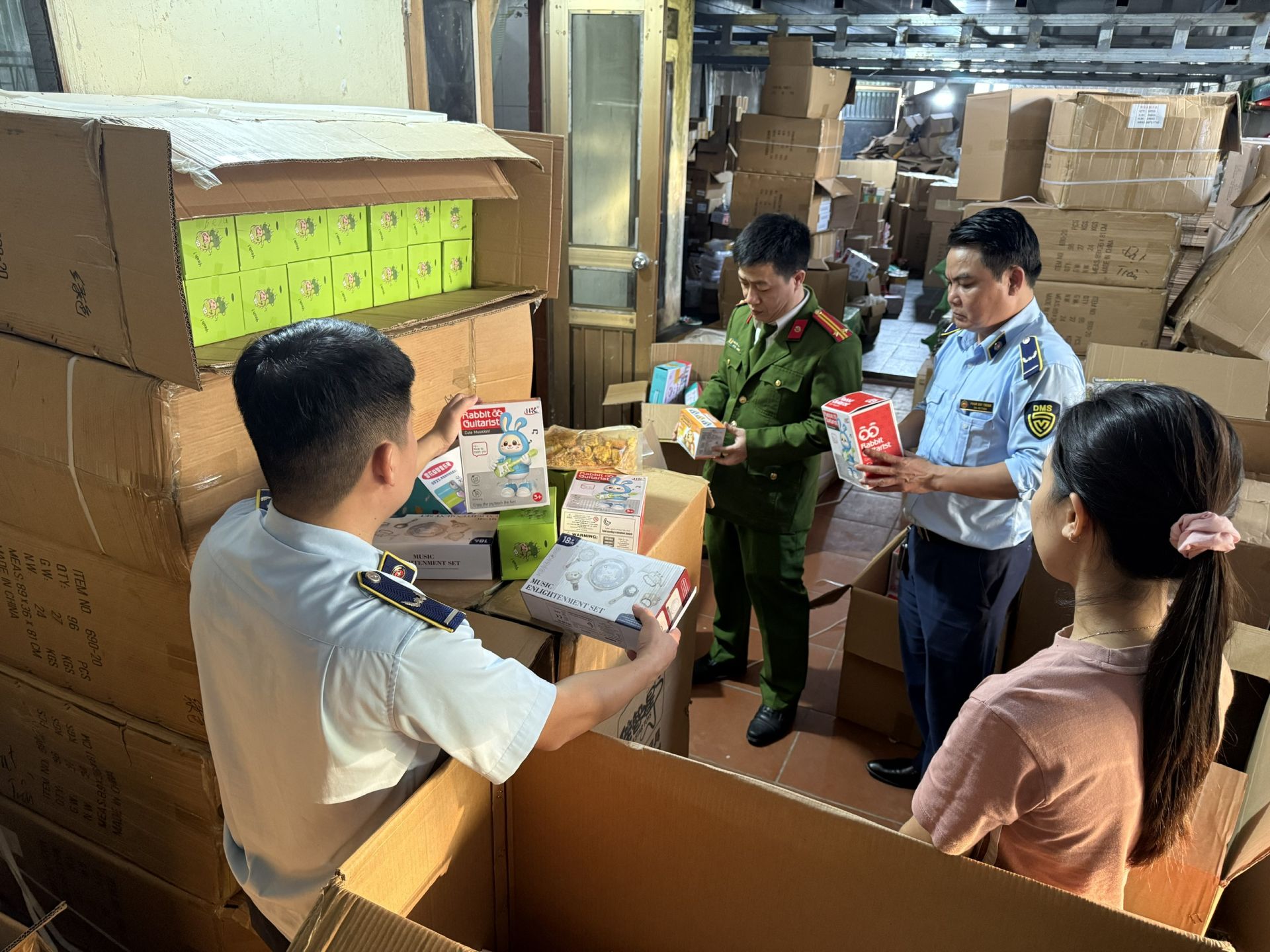 Ninh Bình thu giữ hơn 1.000 sản phẩm thực phẩm và đồ chơi trẻ em vi phạm