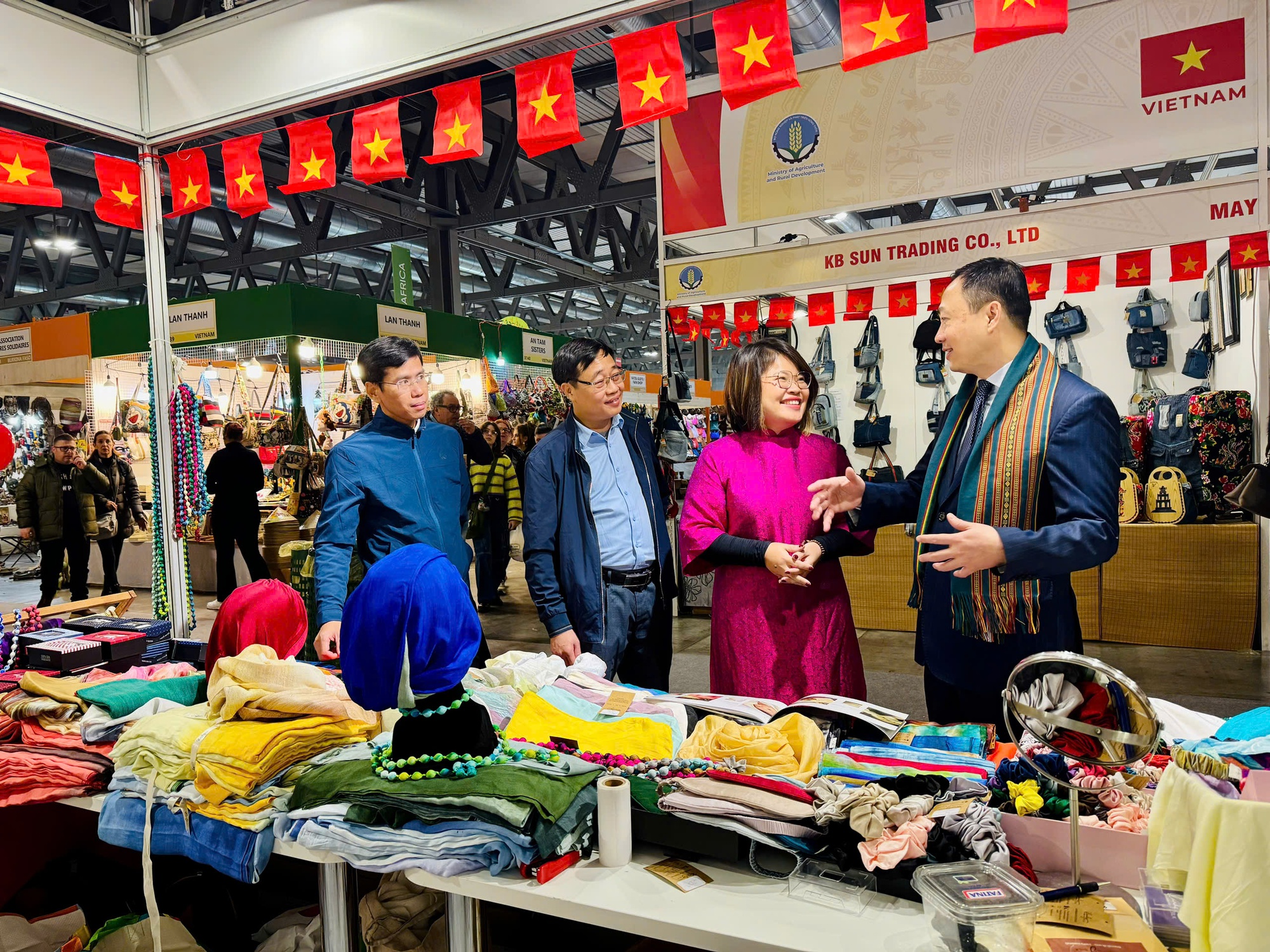 Hội chợ đặc sản làng nghề, OCOP: Điểm hẹn quảng bá hàng Việt dịp cuối năm