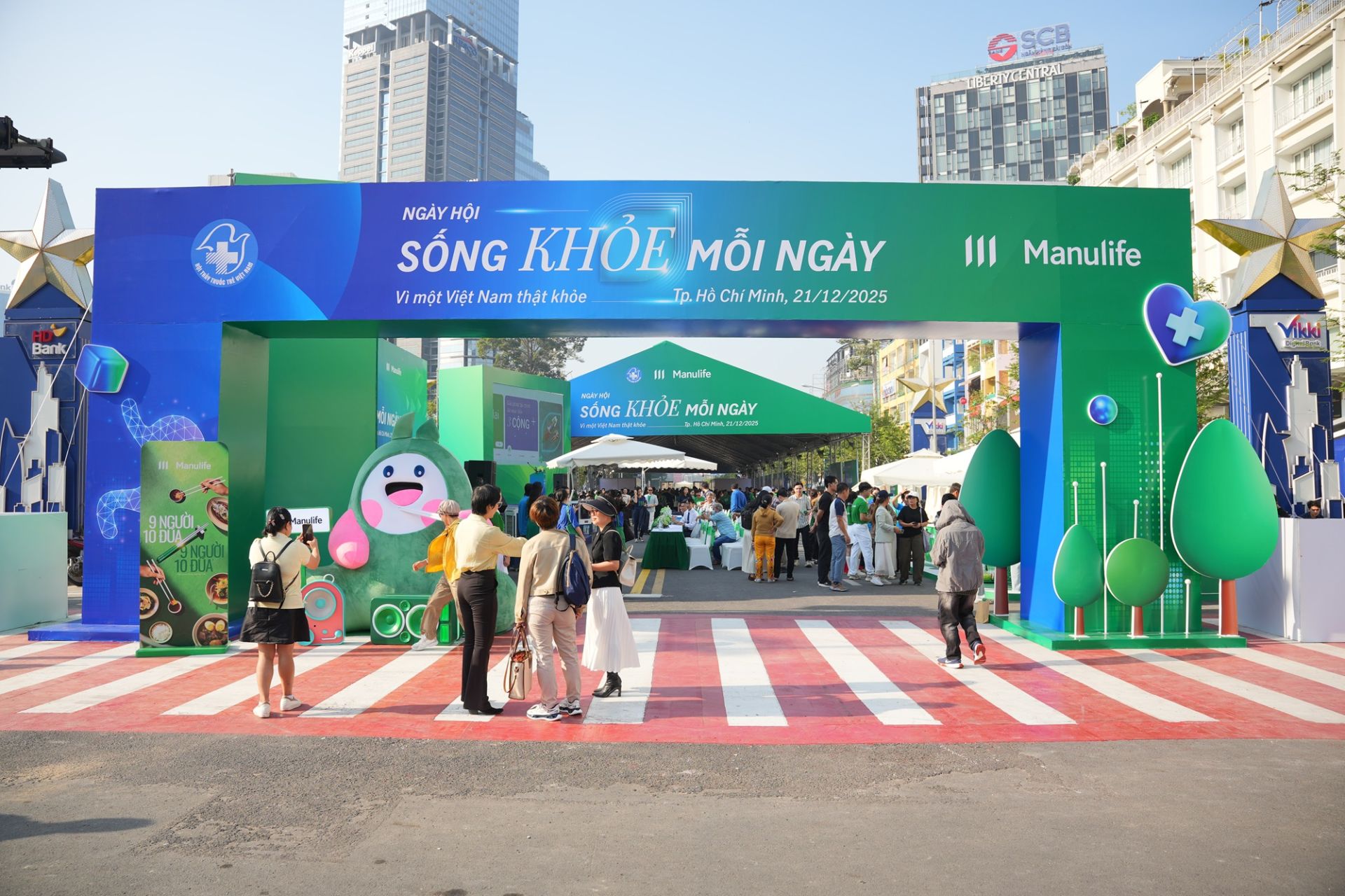 Phố đi bộ L&ecirc; Lợi (TP.HCM) trở th&agrave;nh 'ph&ograve;ng kh&aacute;m cộng đồng'