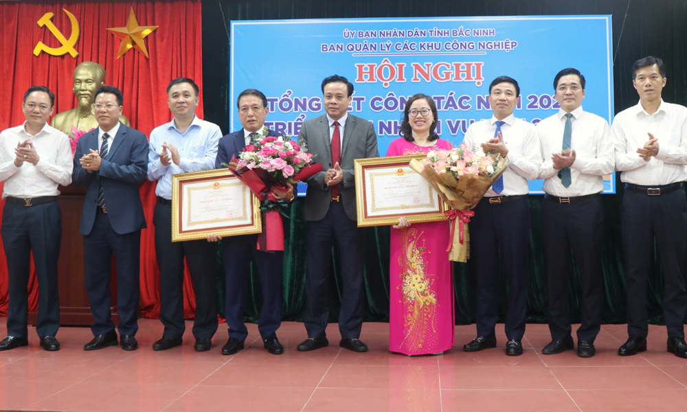 Thừa ủy quyền của Chủ tịch nước, đồng ch&iacute; Nguyễn Văn Ph&uacute;c, Tỉnh ủy vi&ecirc;n, Gi&aacute;m đốc Ban Quản l&yacute; c&aacute;c khu c&ocirc;ng nghiệp tỉnh trao Hu&acirc;n chương Lao động hạng Ba cho 2 đồng ch&iacute; nguy&ecirc;n l&atilde;nh đạo Ban.