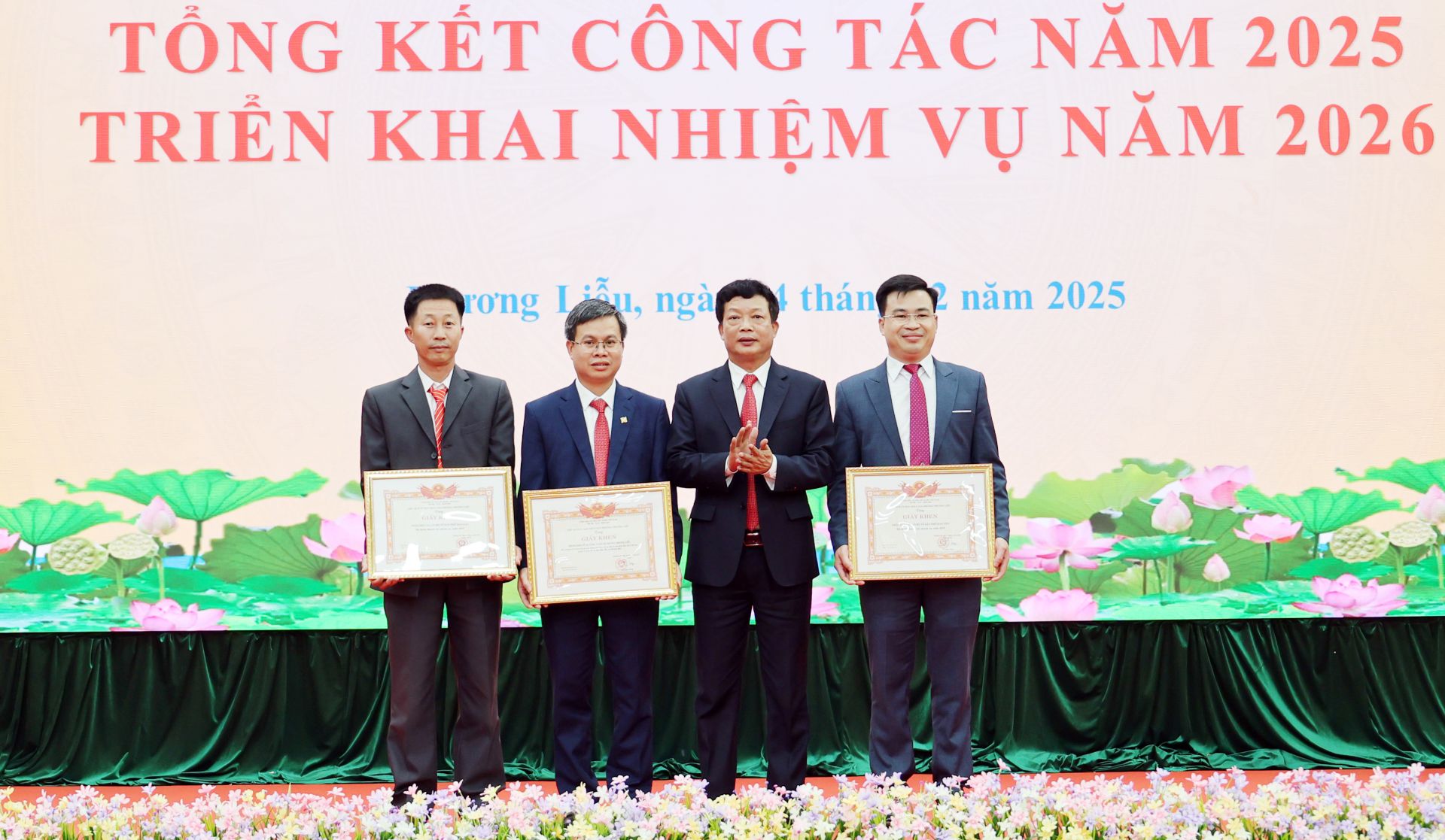 Bí thư Đảng ủy phường Nguyễn Bá Quân trao Giấy khen cho các tập thể. Bí thư Đảng ủy phường Nguyễn Bá Quân trao Giấy khen cho các tập thể.