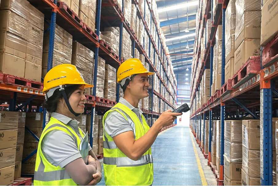 Ứng dụng c&ocirc;ng nghệ quản l&yacute; tại trung t&acirc;m ph&acirc;n phối. Ảnh: C&Ocirc;NG HOAN