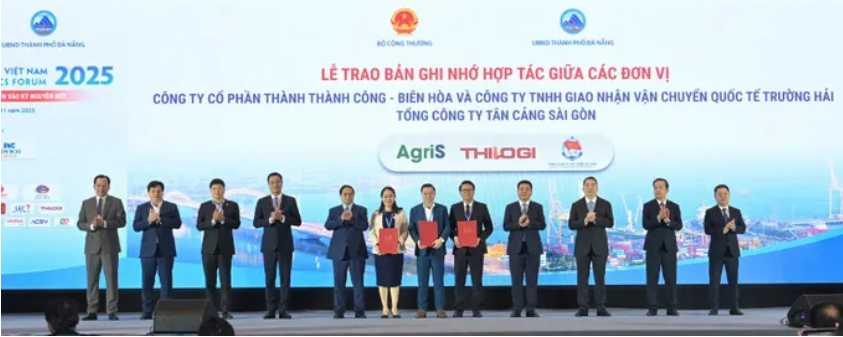 Thủ tướng Ch&iacute;nh phủ Phạm Minh Ch&iacute;nh v&agrave; c&aacute;c đại biểu chứng kiến C&ocirc;ng ty CP ICD T&acirc;n Cảng S&oacute;ng Thần k&yacute; hợp t&aacute;c chiến lược với Tập đo&agrave;n Th&agrave;nh Th&agrave;nh C&ocirc;ng. Ảnh: C&Ocirc;NG HOAN