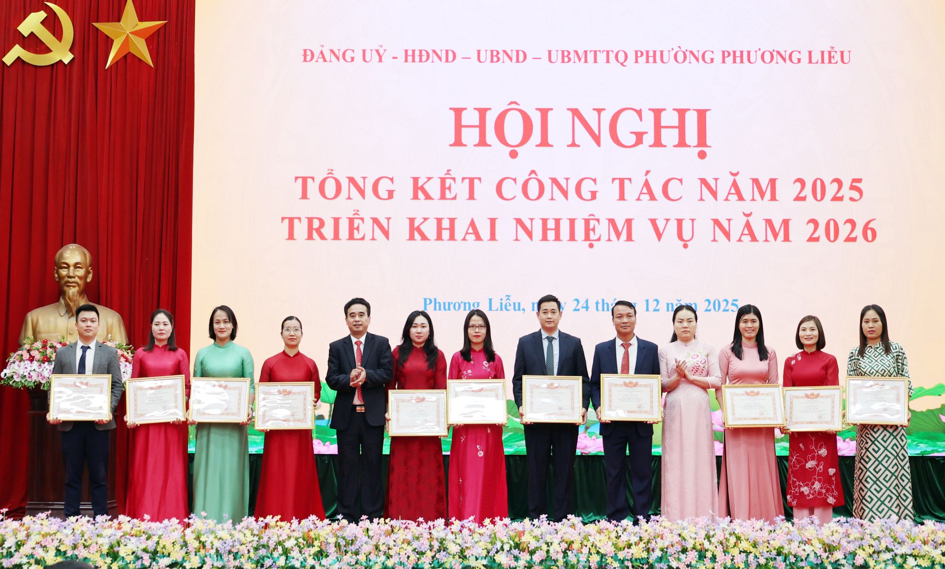 Phó Chủ tịch UBND phường Nguyễn Anh Thắng và Trưởng Ban Xây dựng Đảng Nguyễn Thị Thu Hằng trao Giấy khen cho các cá nhân Phó Chủ tịch UBND phường Nguyễn Anh Thắng và Trưởng Ban Xây dựng Đảng Nguyễn Thị Thu Hằng trao Giấy khen cho các cá nhân