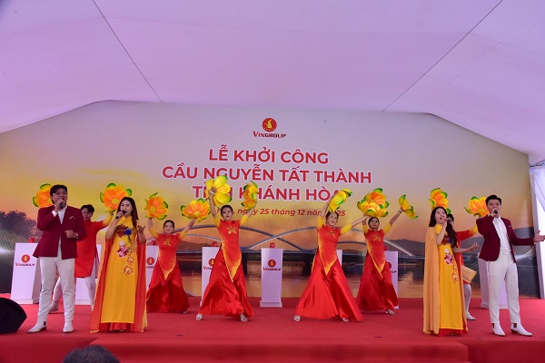 Văn nghệ ch&agrave;o mừng