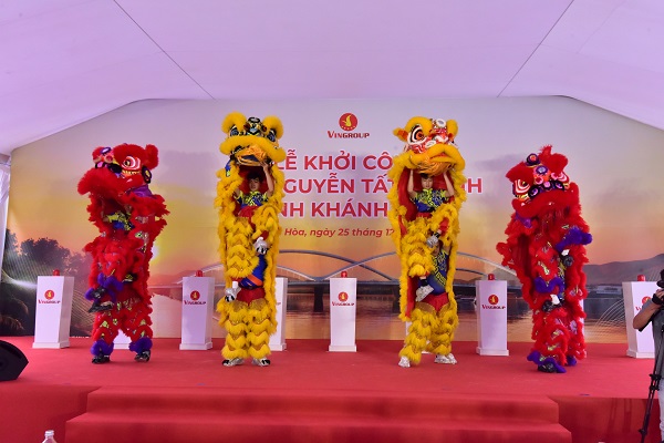 M&uacute;a L&acirc;n Sư Rồng ch&agrave;o mừng