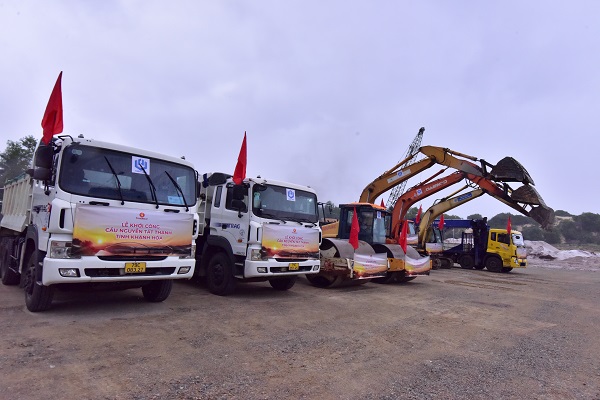 Xe m&aacute;y thi c&ocirc;ng l&agrave;m nghi thức động thổ