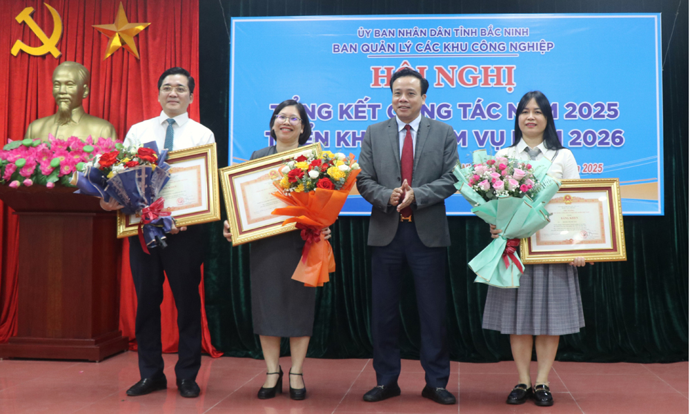 Thừa ủy quyền của Thủ tướng Ch&iacute;nh phủ, đồng ch&iacute; Gi&aacute;m đốc Ban Quản l&yacute; c&aacute;c khu c&ocirc;ng nghiệp tỉnh trao Bằng khen cho c&aacute;c c&aacute; nh&acirc;n.