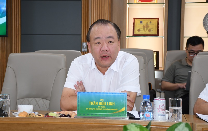 &Ocirc;ng Trần Hữu Linh - Cục trưởng Cục Quản l&yacute; v&agrave; Ph&aacute;t triển thị trường trong nước, đại diện Đo&agrave;n c&ocirc;ng t&aacute;c Bộ C&ocirc;ng Thương.