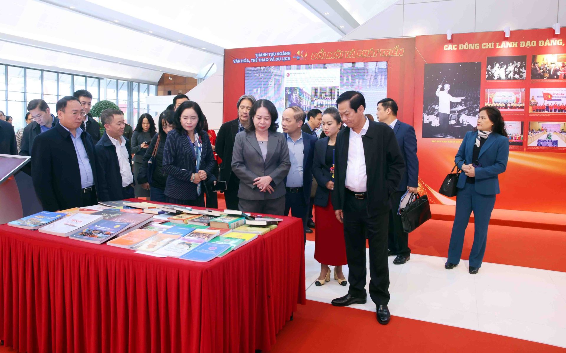 Phó Chủ tịch nước Võ Thị Ánh Xuân kiểm tra khu trưng bày các ấn phẩm, thành tựu của Bộ Văn hoá, Thể thao và Du lịch. Ảnh: Phạm Kiên - TTXVN Phó Chủ tịch nước Võ Thị Ánh Xuân kiểm tra khu trưng bày các ấn phẩm, thành tựu của Bộ Văn hoá, Thể thao và Du lịch. Ảnh: Phạm Kiên - TTXVN