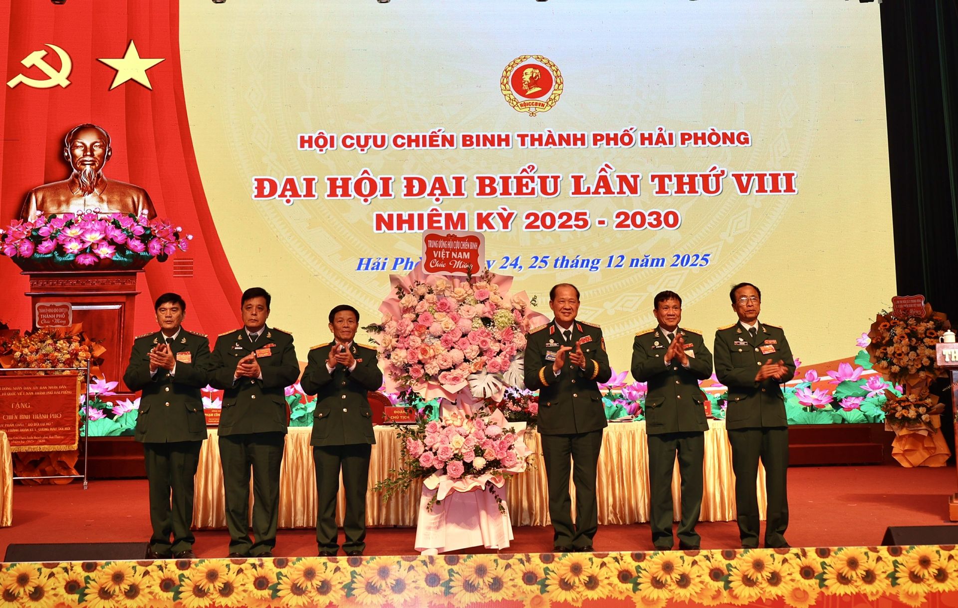 hay mặt Trung ương Hội Cựu chiến binh Việt Nam, Thượng tướng Bế Xu&acirc;n Trường, Ph&oacute; Chủ tịch Trung ương MTTQ Việt Nam, Chủ tịch Hội Cựu chiến binh Việt Nam tặng hoa ch&uacute;c mừng Đại hội.