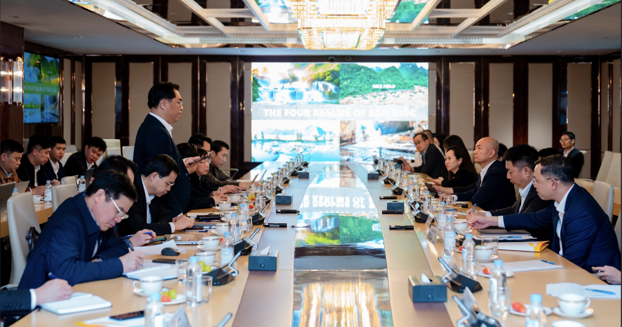 To&agrave;n cảnh buổi l&agrave;m việc.