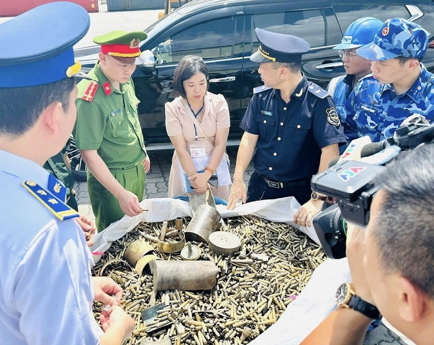 Lực lượng chức năng phát hiện, xử lý lô hàng 16 bao vỏ đạn quân dụng nhập khẩu có dấu hiệu vi phạm vào tháng 11/2025 Lực lượng chức năng phát hiện, xử lý lô hàng 16 bao vỏ đạn quân dụng nhập khẩu có dấu hiệu vi phạm vào tháng 11/2025