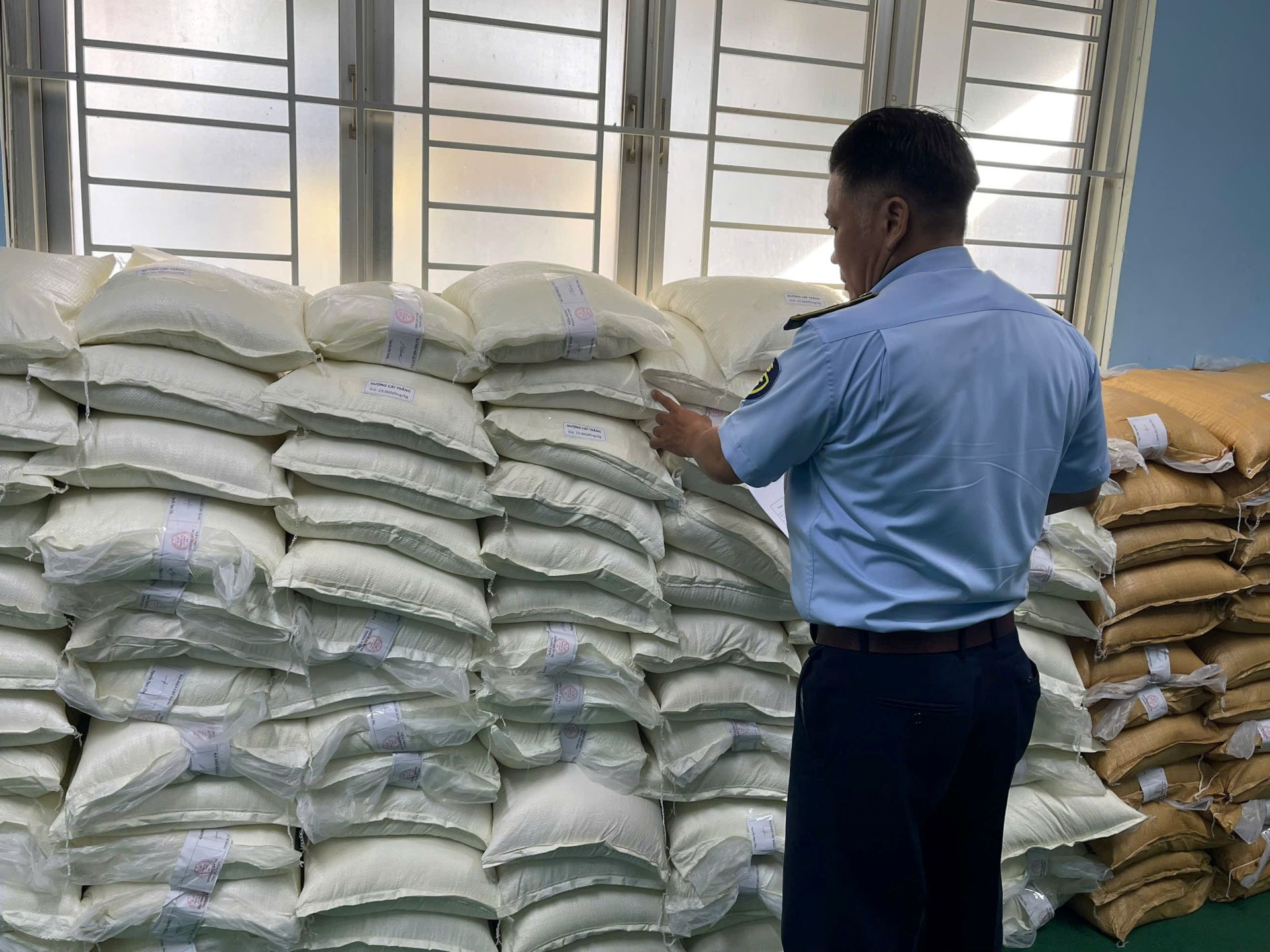 TP.HCM: Phát hiện điểm kinh doanh qua mạng xã hội tàng trữ gần 2 tấn đường cát không rõ nguồn gốc