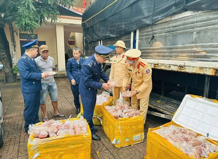 Hà Tĩnh: Ngăn chặn kịp thời xe tải vận chuyển hơn 200kg chân giò đông lạnh đang phân hủy