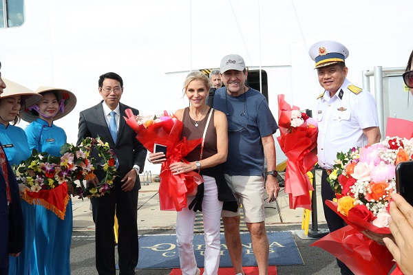 Ng&agrave;y 21/1/2025, t&agrave;u biển mang t&ecirc;n Oceania Riviera (quốc tịch Marshall Islands) mang theo 1.200 du kh&aacute;ch đ&atilde; cập Cảng quốc tế Cam Ranh. &Ocirc;ng Đinh Văn Thiệu &ndash; Ph&oacute; Chủ tịch UBND tỉnh c&ugrave;ng l&atilde;nh đạo C&ocirc;ng ty TNHH Petro - T&acirc;n Cảng Cam Ranh tặng hoa cho những du kh&aacute;ch đầu ti&ecirc;n xuống t&agrave;u