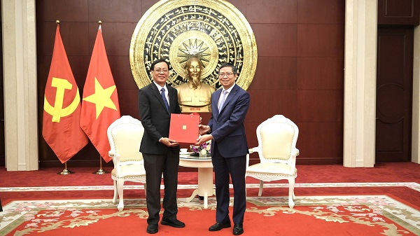 Trong chuyến đi thăm, l&agrave;m việc , x&uacute;c tiến đầu tư, thương mại, du lịch tại Trung Quốc, H&agrave;n Quốc từ ng&agrave;y 05 đến 14/3/2025 , &ocirc;ng Nguyễn Đức Thanh- Ủy vi&ecirc;n BCHTƯ Đảng, B&iacute; thư Tỉnh ủy tỉnh Ninh Thuận (cũ), Trưởng đo&agrave;n, đ&atilde; tới thăm v&agrave; l&agrave;m việc với Đại sứ qu&aacute;n Việt Nam tại Trung Quốc. Đại sứ Phạm Thanh B&igrave;nh đ&atilde; tiếp đo&agrave;n.