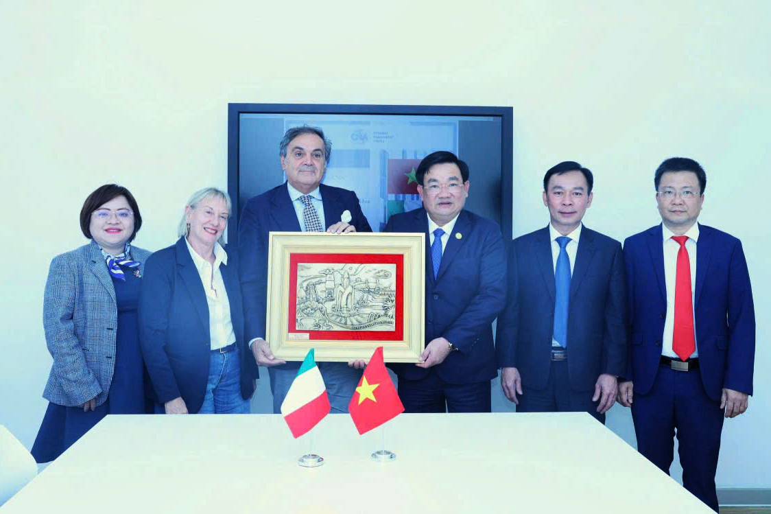 Trong chuyến đi c&ocirc;ng t&aacute;c, x&uacute;c tiến Đầu tư, Thương mại, Du lịch tại Italia, Ph&oacute; Chủ tịch UBND tỉnh Trịnh Minh Ho&agrave;ng tặng qu&agrave; cho Đại diện Hiệp hội doanh nghiệp Nhỏ v&agrave; Vừa Italia.