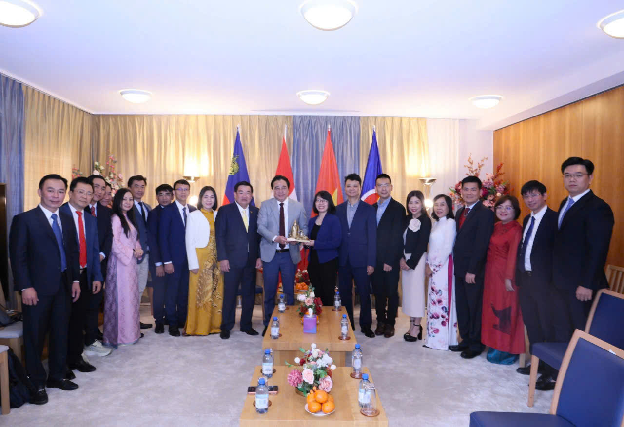 Chủ tịch UBND tỉnh Kh&aacute;nh H&ograve;a Nguyễn Khắc To&agrave;n tặng qu&agrave; cho Đại sứ qu&aacute;n Việt Nam tại Thụy Sĩ