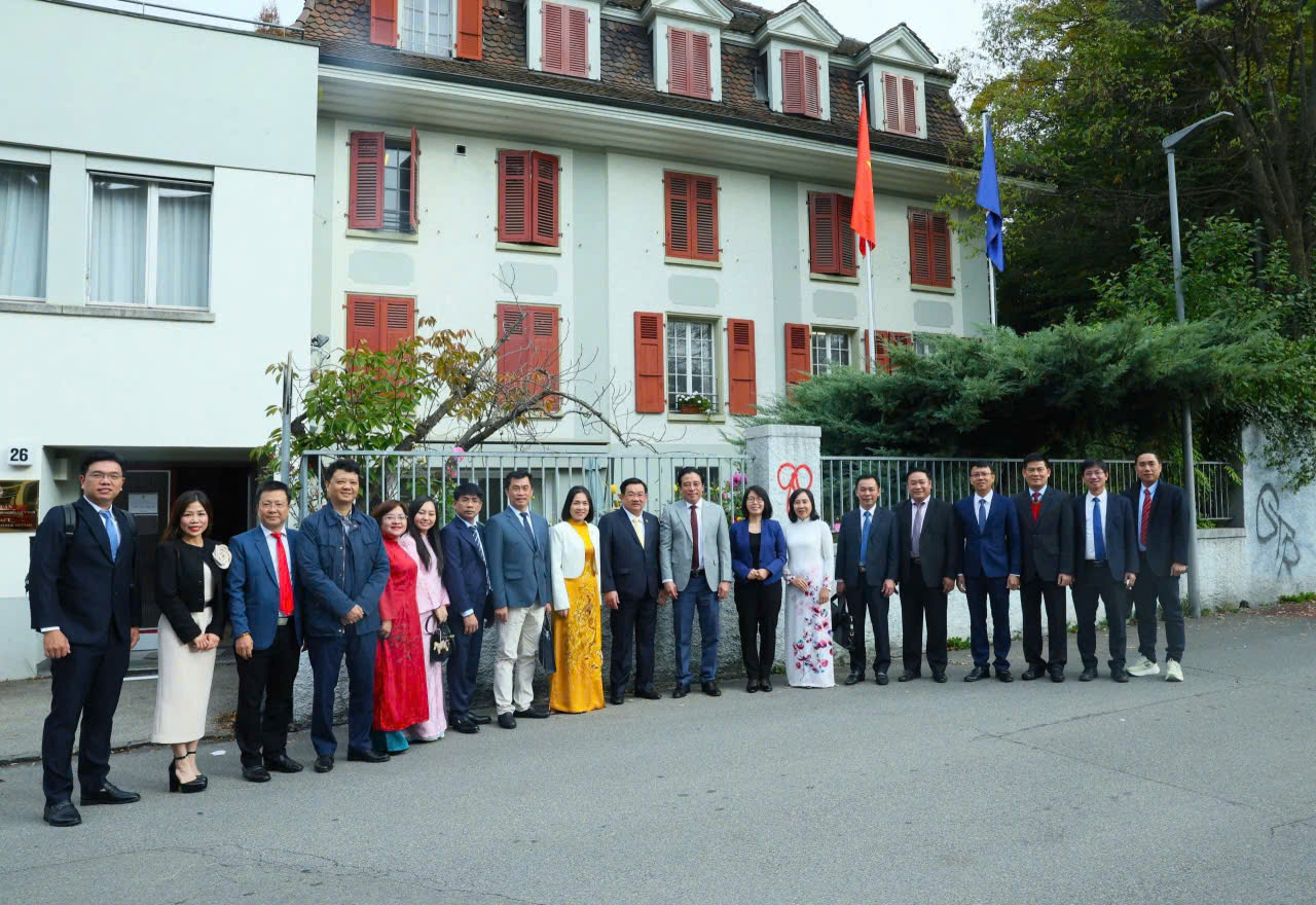 Đo&agrave;n Kh&aacute;nh H&ograve;a do &ocirc;ng Nguyễn Khắc To&agrave;n- Ph&oacute; B&iacute; thư Tỉnh ủy, Chủ tịch UBND tỉnh đi thăm, x&uacute;c tiến Đầu tư, Thương mại, Du lịch tại Thụy sĩ, đến thăm Đại sứ qu&aacute;n Việt Nam tại Thụy Sĩ