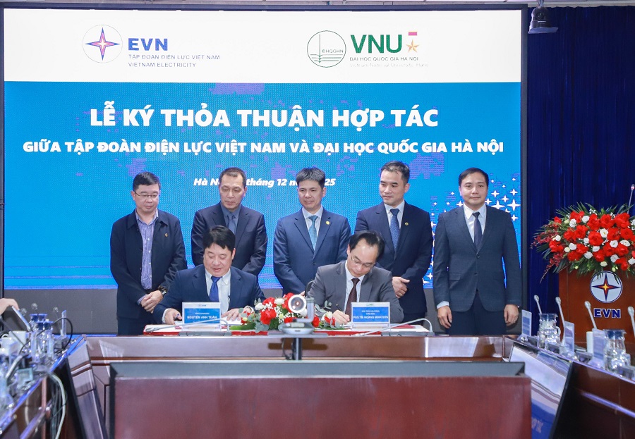 L&atilde;nh đạo EVN v&agrave; VNU tiến h&agrave;nh k&yacute; kết thỏa thuận hợp t&aacute;c trước sự chứng kiến của c&aacute;c đại biểu