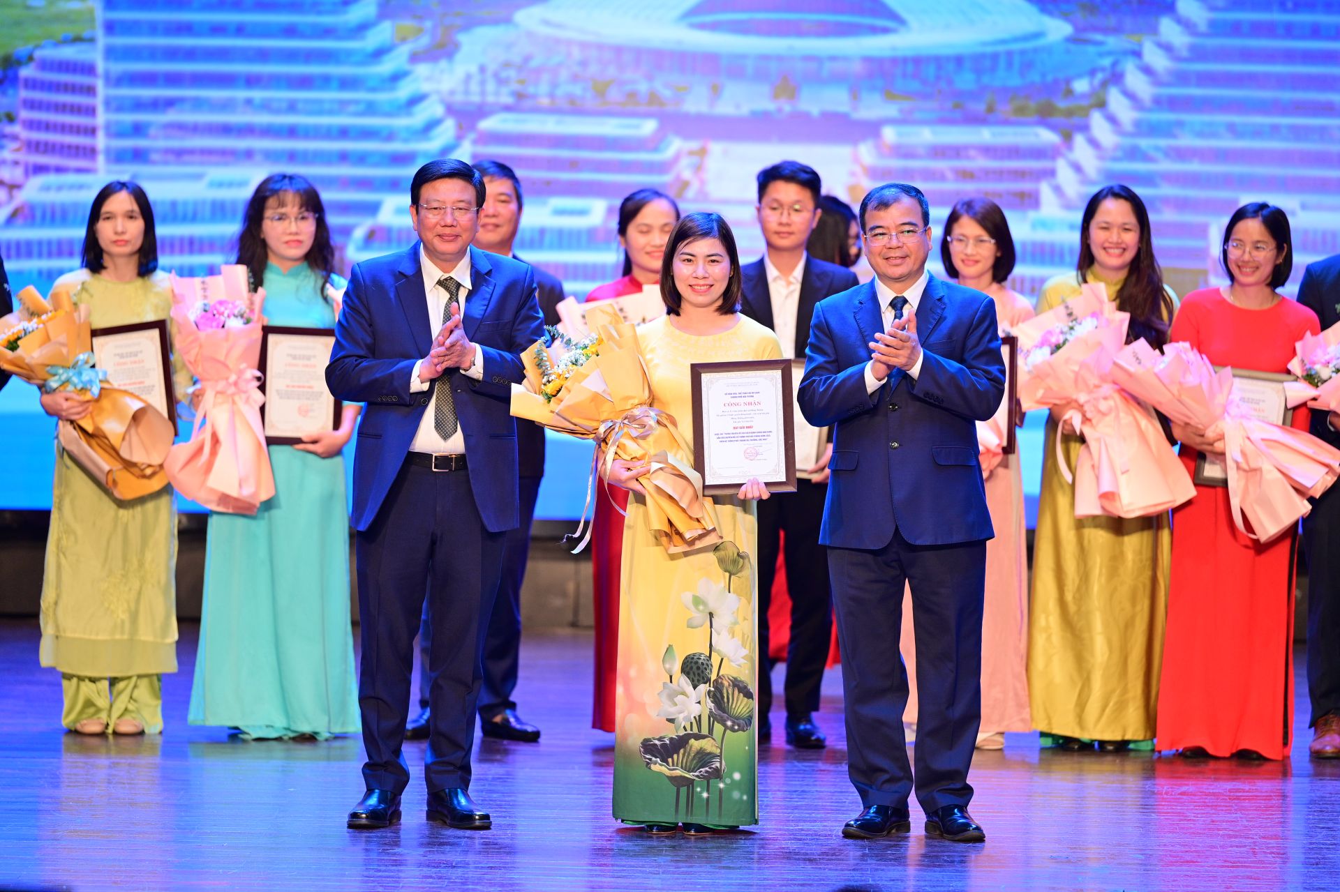 Trưởng ban Ban Tuy&ecirc;n gi&aacute;o v&agrave; D&acirc;n vận Th&agrave;nh uỷ Nguyễn Quang Ph&uacute;c,v&agrave; Ph&oacute; Chủ tịch UBND th&agrave;nh phố Nguyễn Minh H&ugrave;ng trao giải nhất Cuộc thi tuy&ecirc;n truyền về cải c&aacute;ch h&agrave;nh ch&iacute;nh gắn với chuyển đổi số th&agrave;nh phố Hải Ph&ograve;ng năm 2025 tr&ecirc;n hệ thống ph&aacute;t thanh x&atilde;, phường, đặc khu.