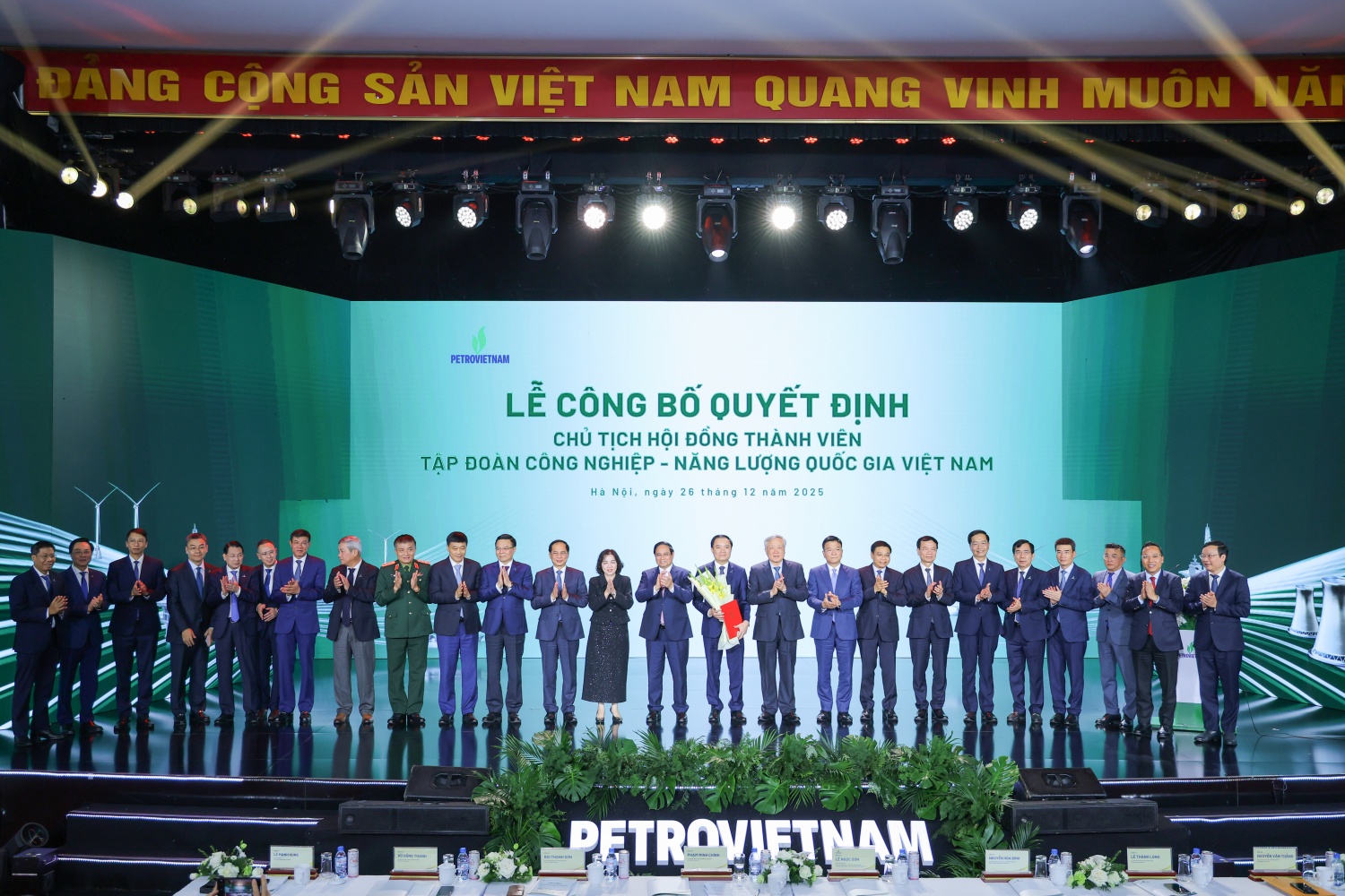 Thủ tướng Ch&iacute;nh phủ, l&atilde;nh đạo Ch&iacute;nh phủ v&agrave; c&aacute;c Bộ, ng&agrave;nh, l&atilde;nh đạo Petrovietnam ch&uacute;c mừng t&acirc;n Chủ tịch Hội đồng Th&agrave;nh vi&ecirc;n Petrovietnam L&ecirc; Ngọc Sơn