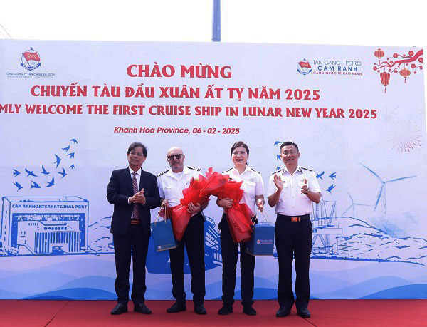 S&aacute;ng 6/2/2025, Tổng C&ocirc;ng ty T&acirc;n Cảng S&agrave;i G&ograve;n tổ chức lễ đ&oacute;n t&agrave;u du lịch Norwegian Spirit (quốc tịch Bahamas) cập Cảng quốc tế Cam Ranh trong hải tr&igrave;nh đưa 2.000 kh&aacute;ch du lịch đến Kh&aacute;nh H&ograve;a. Dự lễ c&oacute; &ocirc;ng Nguyễn Tấn Tu&acirc;n - Ph&oacute; B&iacute; thư Tỉnh ủy, Chủ tịch UBND tỉnh; Chuẩn Đ&ocirc; đốc Nguyễn Anh Tuấn - Tư lệnh V&ugrave;ng 4 Hải qu&acirc;n; Đại t&aacute; B&ugrave;i Văn Quỳ - Ph&oacute; Tổng Gi&aacute;m đốc Tổng C&ocirc;ng ty T&acirc;n Cảng S&agrave;i G&ograve;n; l&atilde;nh đạo Sở Du lịch, C&ocirc;ng ty TNHH T&acirc;n Cảng - Petro Cam Ranh v&agrave; c&aacute;c sở, ng&agrave;nh li&ecirc;n quan.