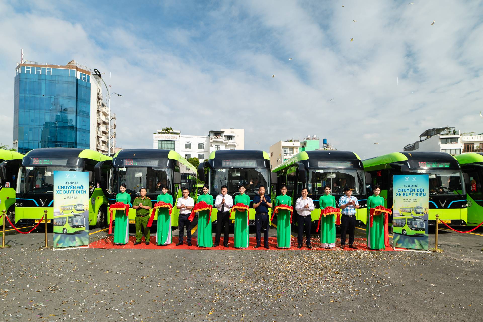 Vinbus chính thức vận hành tuyến buýt điện 33 và 150 tại TP. HCM