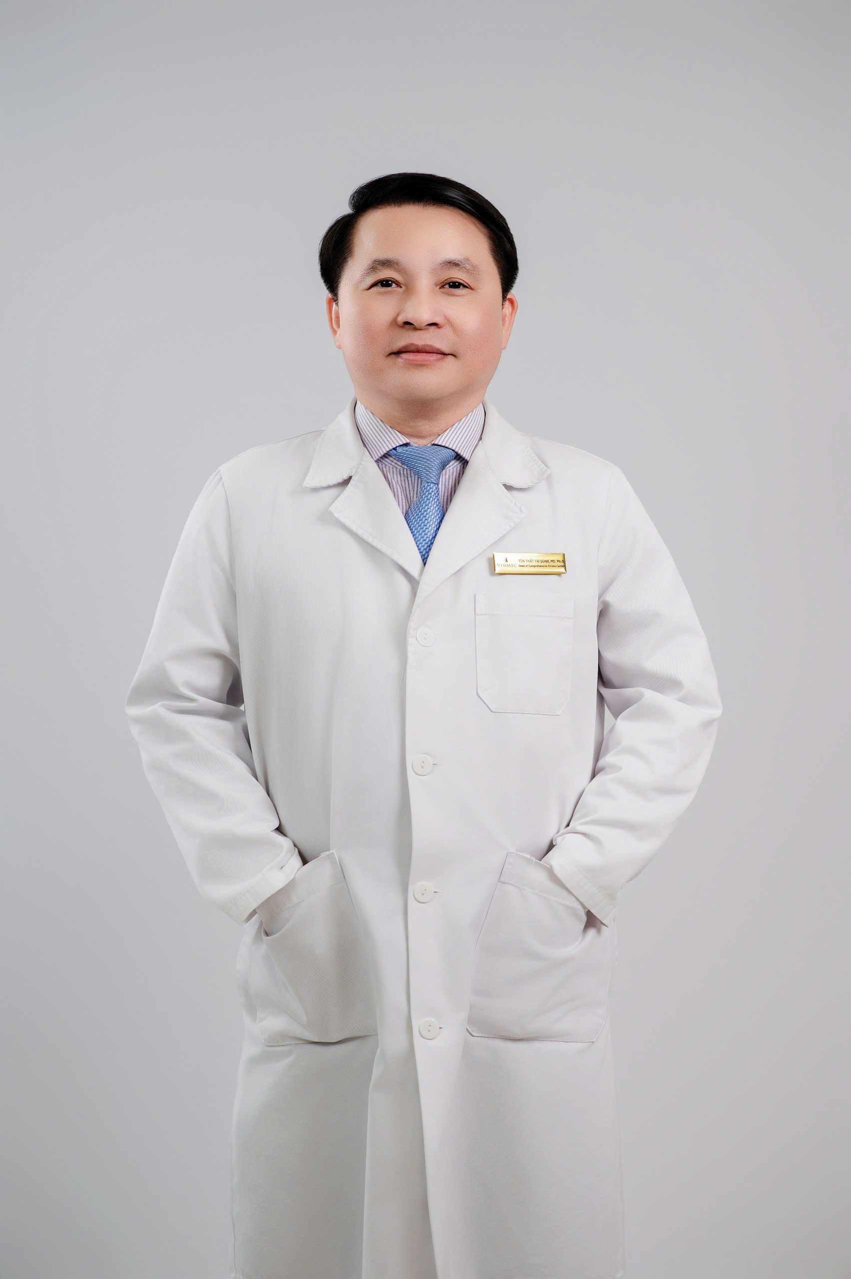 Ch&acirc;n dung TS.BS T&ocirc;n Thất Tr&iacute; Dũng.