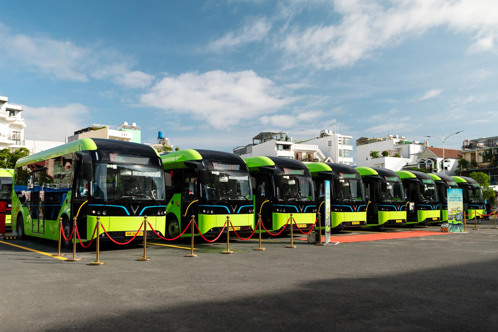 58 xe bu&yacute;t điện VinFast EB 8 sẽ đi v&agrave;o hoạt động tr&ecirc;n hai tuyến 33 v&agrave; 150 từ ng&agrave;y 27/12