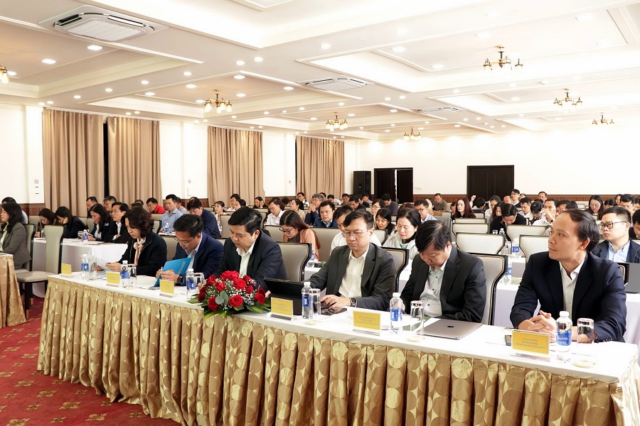 C&aacute;c đại biểu nghe 6 b&aacute;o c&aacute;o tham luận được tr&igrave;nh b&agrave;y tại Hội nghị