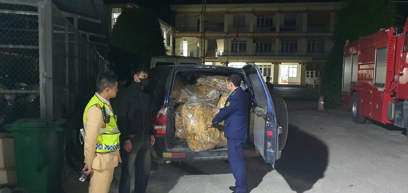 Tạm giữ l&ocirc; h&agrave;ng h&oacute;a vi phạm