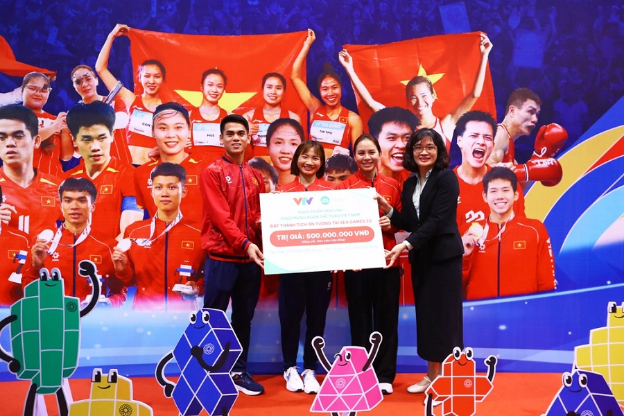 Đại diện C&ocirc;ng ty Cổ phần Dược Phẩm Hoa Linh trao thưởng cho Đo&agrave;n thể thao Việt Nam (Ảnh: BTC).