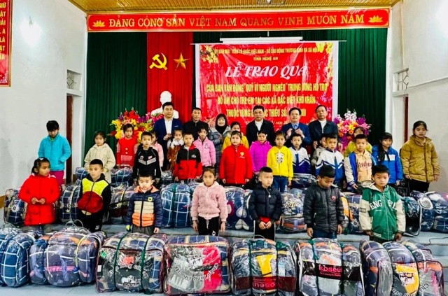 Những m&oacute;n qu&agrave; &yacute; nghĩa được trao cho trẻ em miền n&uacute;i Nghệ An.