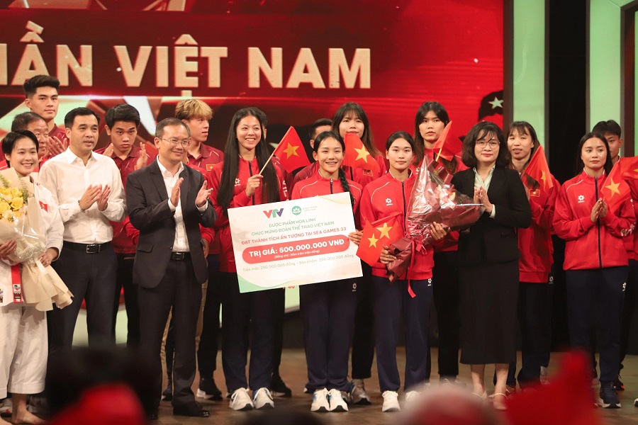 Dược phẩm Hoa Linh trao tặng qu&agrave; tổng trị gi&aacute; 500 triệu đồng trong gala &ldquo;Tinh thần Việt Nam -SEA Games 33&rdquo; (Ảnh: BTC).