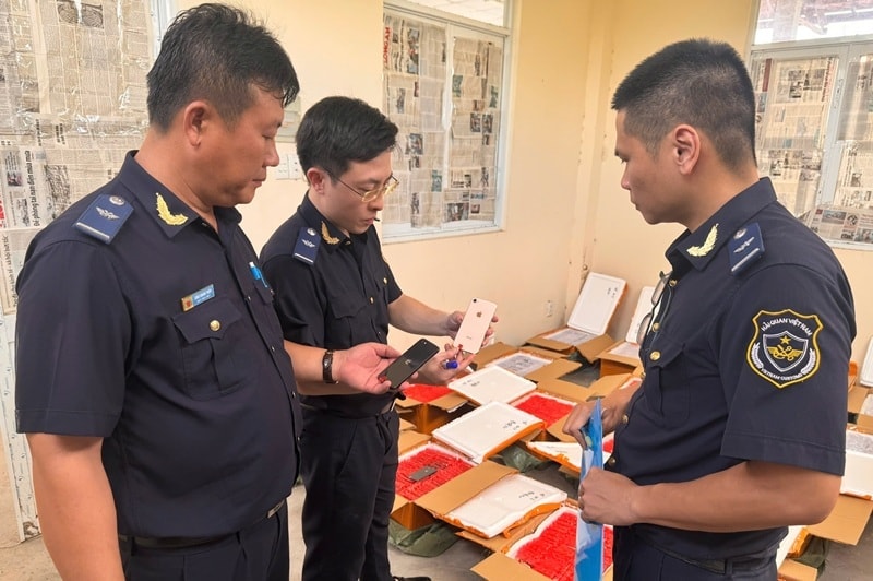Một vụ h&agrave;ng h&oacute;a nghi vi phạm sở hữu tr&iacute; tuệ bị lực lượng Hải quan ph&aacute;t hiện, bắt giữ. Ảnh: Cục Hải quan