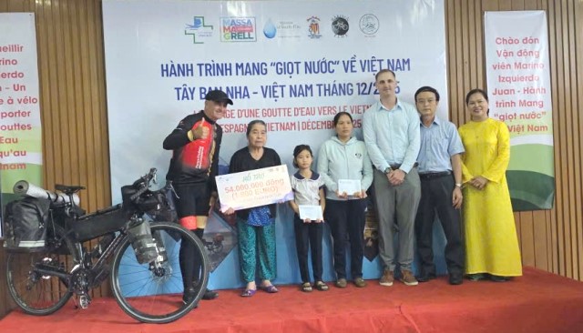 Trao qu&agrave; tặng cho c&aacute;c gia đ&igrave;nh ho&agrave;n cảnh kh&oacute; khăn của Chương tr&igrave;nh 