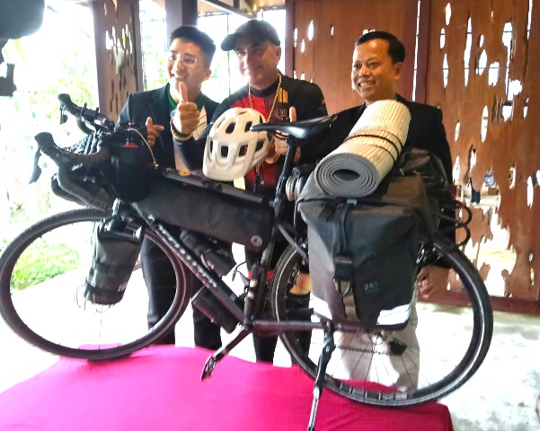 Vận động vi&ecirc;n Marino trao tặng chiếc xe đạp v&agrave; h&agrave;nh trang cho đại diện Quỹ Y&ecirc;u G&ograve; Nổi.