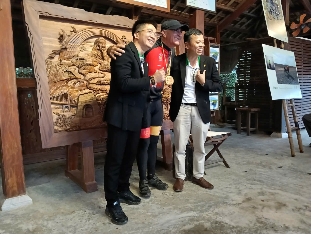 Marino trao tặng huy hiệu của Thị trưởng Massamagrell, T&acirc;y Ban Nha cho đại diện Quỹ Y&ecirc;u G&ograve; Nổi v&agrave; Quỹ Y&ecirc;u G&ograve; Nổi trao kỷ niệm chương cho Marino.