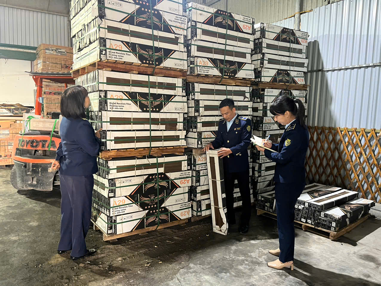 Hưng Yên phát hiện cơ sở kinh doanh ghạch ốp lát không rõ nguồn gốc, trị giá 350 triệu đồng