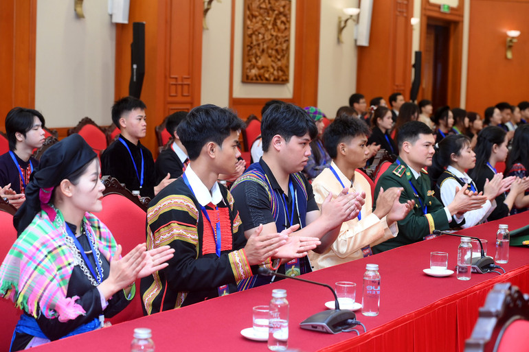 Đại biểu học sinh, sinh vi&ecirc;n, thanh ni&ecirc;n d&acirc;n tộc thiểu số xuất sắc ph&aacute;t biểu tại cuộc gặp mặt.