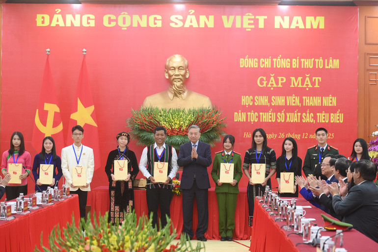 Tổng B&iacute; thư T&ocirc; L&acirc;m tặng qu&agrave; cho c&aacute;c ch&aacute;u học sinh, sinh vi&ecirc;n, thanh ni&ecirc;n d&acirc;n tộc thiểu số xuất sắc, ti&ecirc;u biểu.