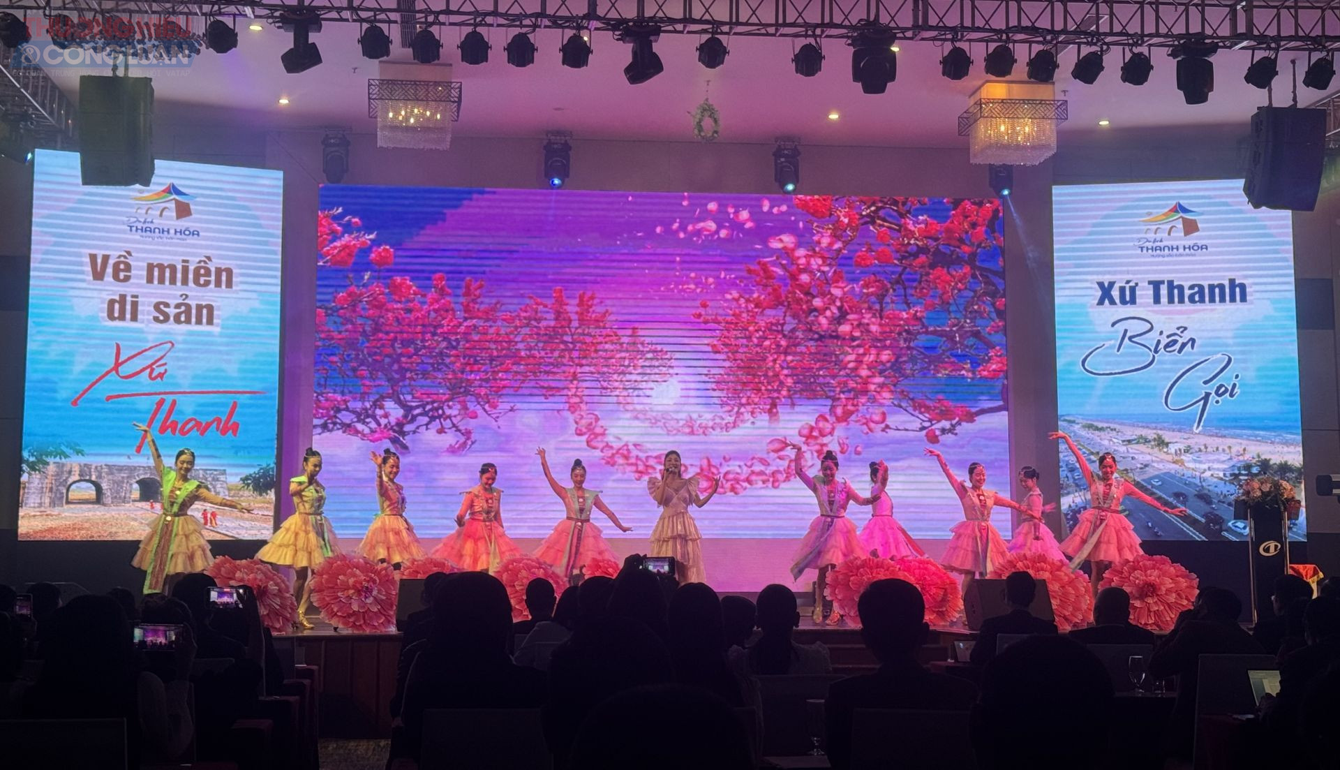 Văn nghệ ch&agrave;o mừng chương tr&igrave;nh