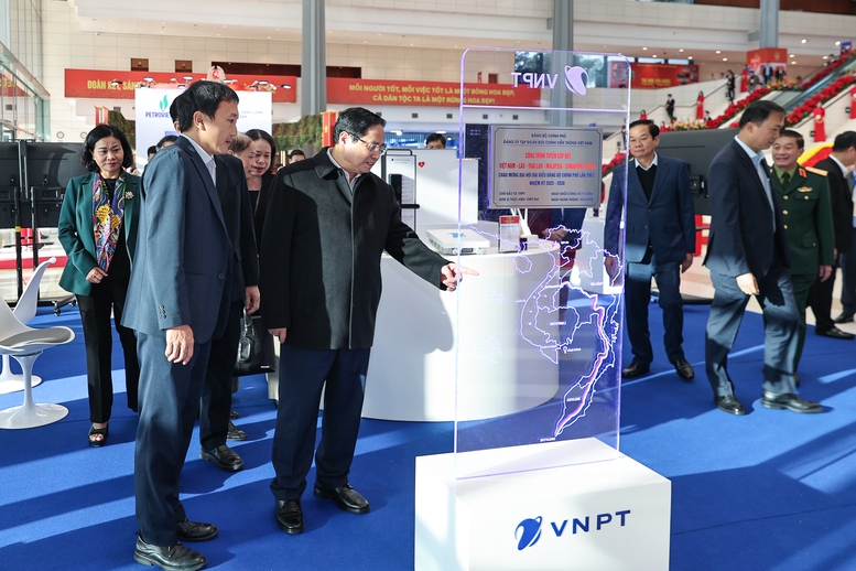 Thủ tướng Phạm Minh Ch&iacute;nh kiểm tra khu trưng b&agrave;y c&aacute;c sản phẩm khoa học c&ocirc;ng nghệ - Ảnh: VGP/Nhật Bắc