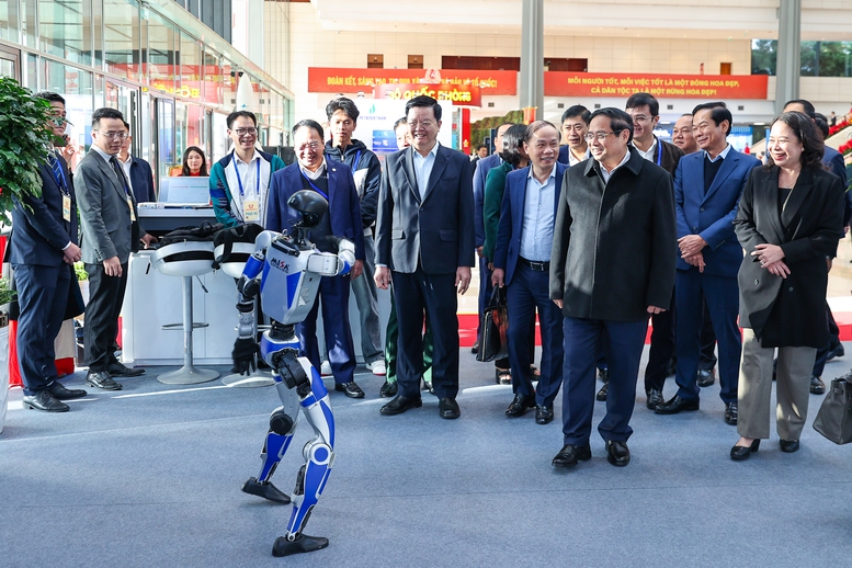 Thủ tướng Phạm Minh Ch&iacute;nh kiểm tra khu trưng b&agrave;y c&aacute;c sản phẩm khoa học c&ocirc;ng nghệ - Ảnh: VGP/Nhật Bắc
