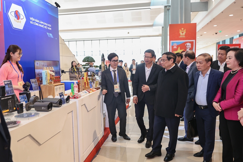 Thủ tướng Phạm Minh Ch&iacute;nh kiểm tra khu trưng b&agrave;y c&aacute;c sản phẩm ti&ecirc;u biểu - Ảnh: VGP/Nhật Bắc