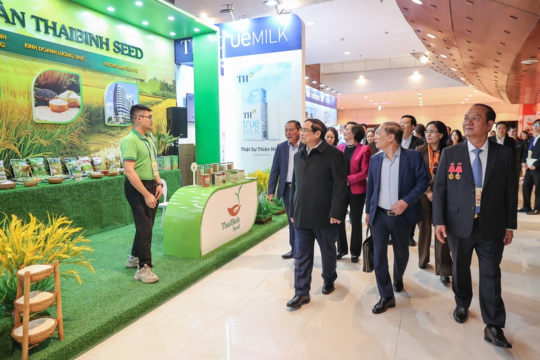 Thủ tướng Phạm Minh Ch&iacute;nh kiểm tra khu trưng b&agrave;y c&aacute;c sản phẩm ti&ecirc;u biểu - Ảnh: VGP/Nhật Bắc