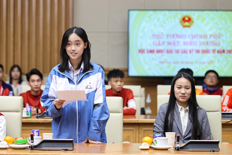 Đại diện c&aacute;c em học sinh đoạt giải tại c&aacute;c kỳ thi quốc tế năm 2025 ph&aacute;t biểu - Ảnh: VGP/Nhật Bắc