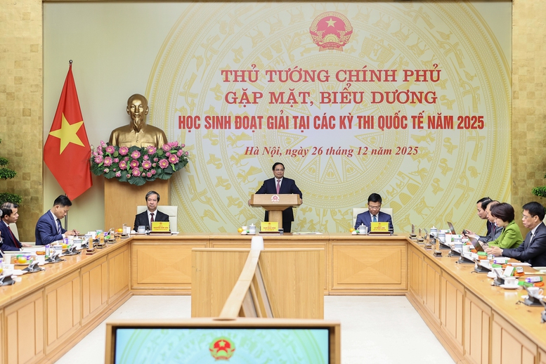 Thủ tướng lưu &yacute;, x&acirc;y dựng cơ chế, ch&iacute;nh s&aacute;ch đột ph&aacute;, nhất l&agrave; ưu đ&atilde;i, hỗ trợ học ph&iacute;, cấp học bổng cho c&aacute;c học sinh t&agrave;i năng, khuyến kh&iacute;ch cơ chế đ&agrave;o tạo song bằng v&agrave; th&iacute; điểm học vượt cấp, vượt lớp ph&ugrave; hợp thực tiễn - Ảnh: VGP/Nhật Bắc